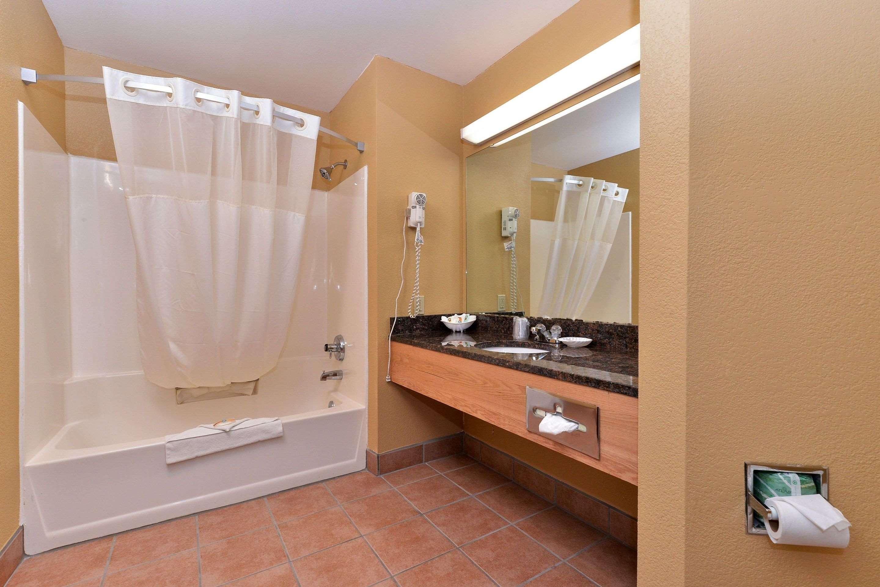 Quality Inn & Suites Shawano Exterior photo